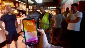 Mensaje de alerta en un dispositivo móvil, en el interior del Mercat Central de Tarragona, este jueves por la tarde.