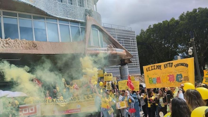 Plante ante la Asamblea: las educadoras infantiles exigen mejoras urgentes para atender a los niños