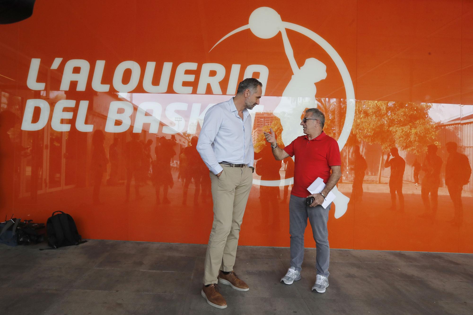 Los pilotos del Mundial de Motociclismo juegan a baloncesto en L´Alqueria del Basket