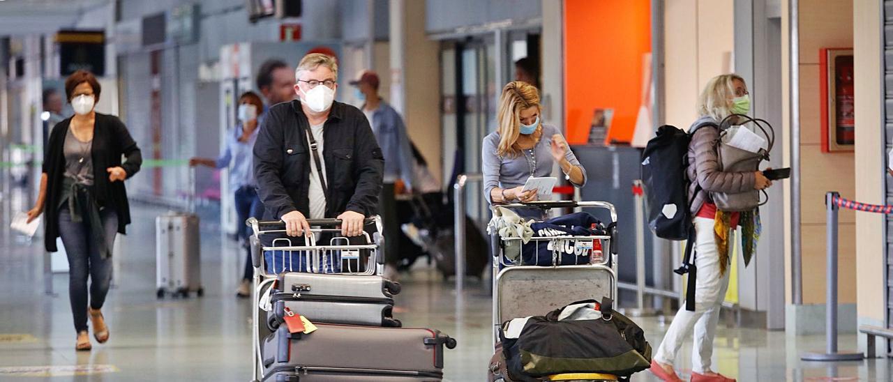 Viajeros alemanes en el al aeropuerto de Ibiza