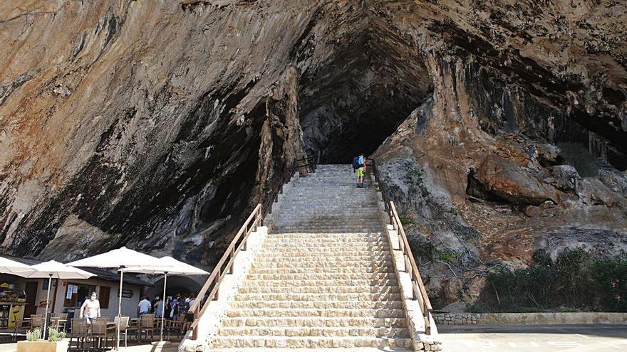 Wie ein Schlund: der direkt am Meer gelegene Eingang zur Höhle in der Bucht von Canyamel. 