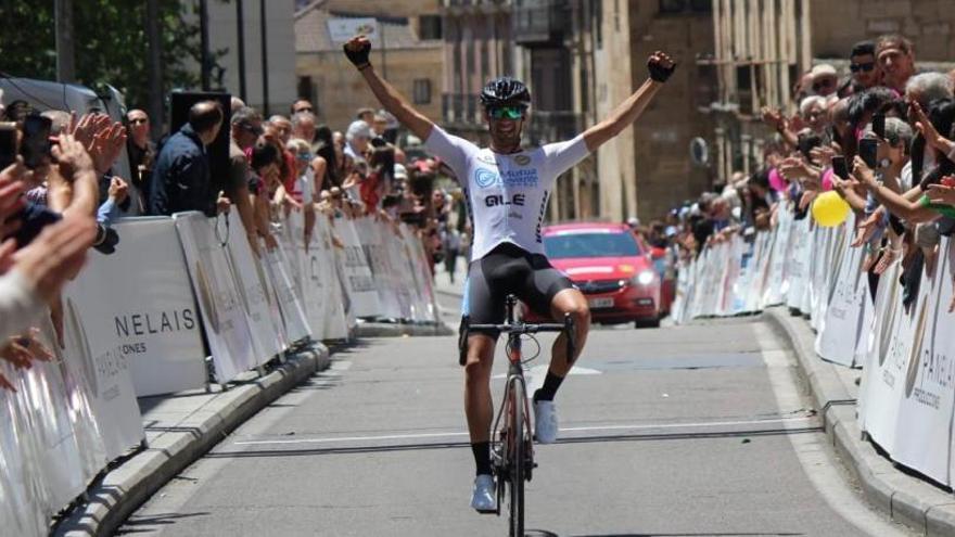 Felipe Orts entra como vencedor en la meta de Salamanca