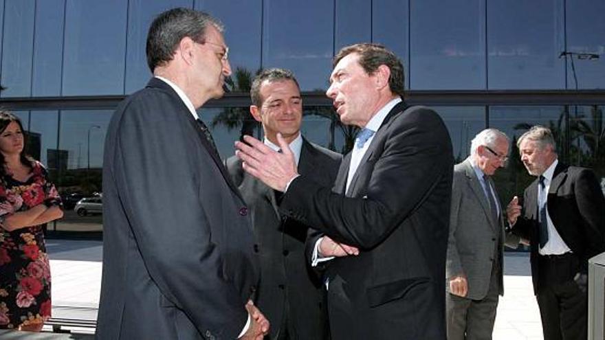 El conseller Mario Flores, a la derecha, conversando con el presidente y el director general de IFA, en una imagen tomada ayer.