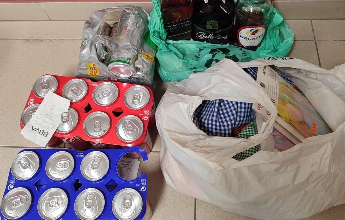 Parte del botín que se le requisó al pres8unto autor del robo en Silleda