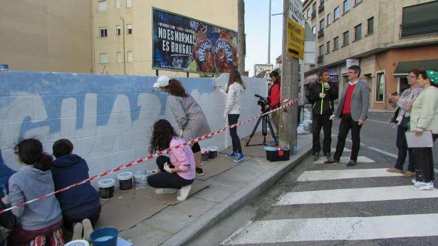 El trabajo de los alumnos recibió la visita del alcalde, Antonio Lomba, y la edil y diputada provincial Montse Magallanes. // D.B.M.