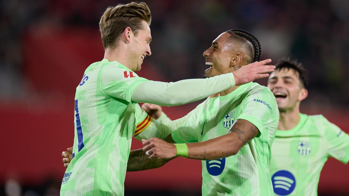 Frenkie de Jong se abraza con Raphinha tras anotar su único gol en la LIga, en la visita al Mallorca.