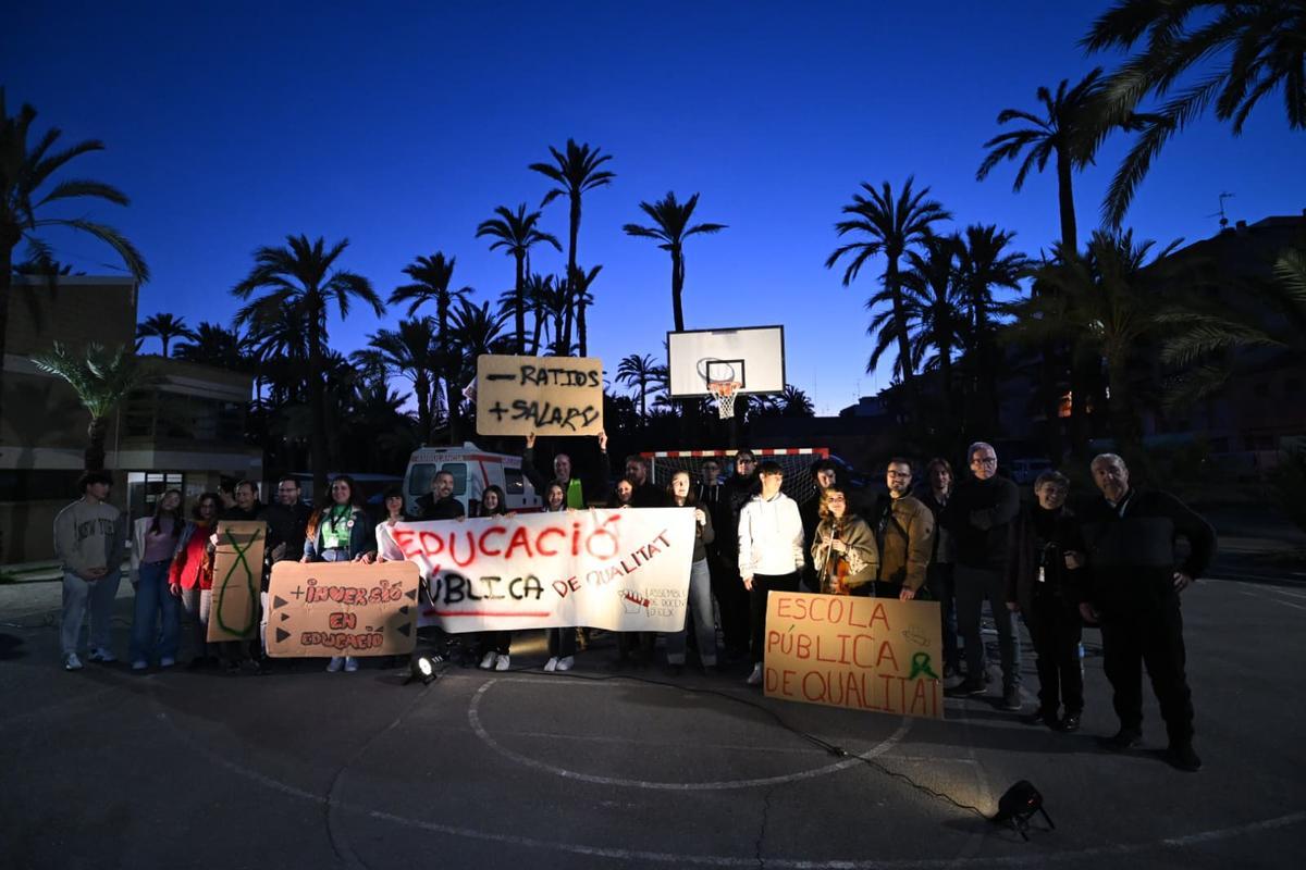 Cincuenta profesores del IES La Torreta de Elche se encierran para reclamar mejoras en la educación pública Cincuenta profesores del IES La Torreta de Elche se encierran para reclamar mejoras en la educación pública