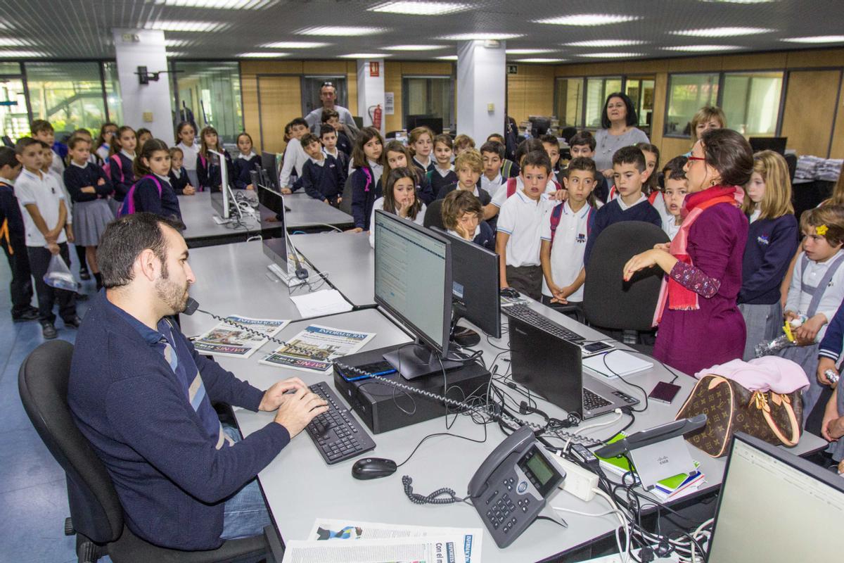 Alumnos del colegio Franciscanas en el diario INFORMACIÓN