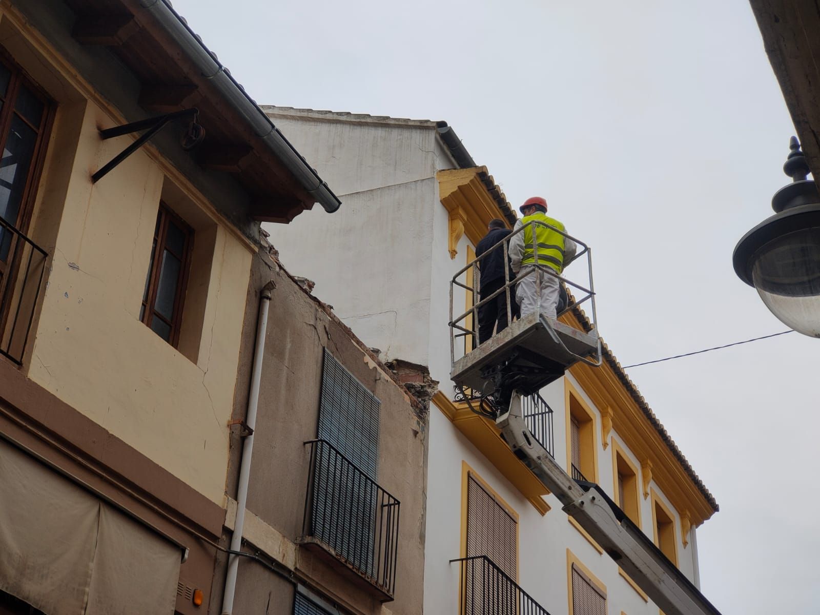 Revisan el estado del tejado de una casa abandonada en el casco antiguo de Xàtiva