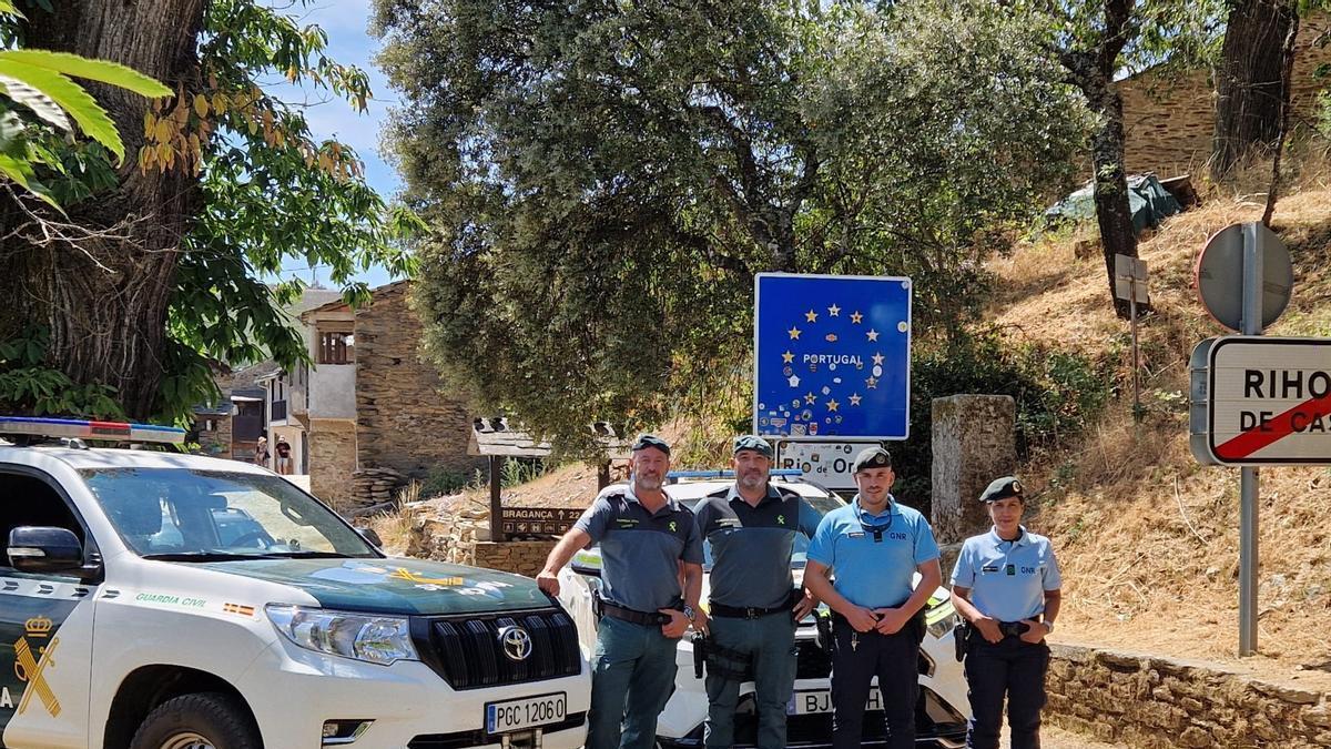 Agentes del Seprona y de la policía ambiental portuguesa en la localidad fronteriza de Rihonor de Castilla.