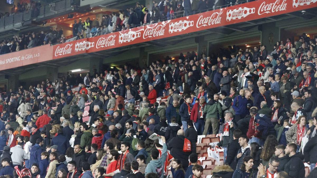 Aficionados del Sporting, en El Molinón, al término del partido ante el Tenerife. | ÁNGEL GONZÁLEZ