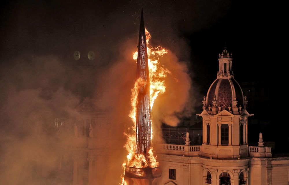 Así ha sido la 'cremà' de la falla municipal