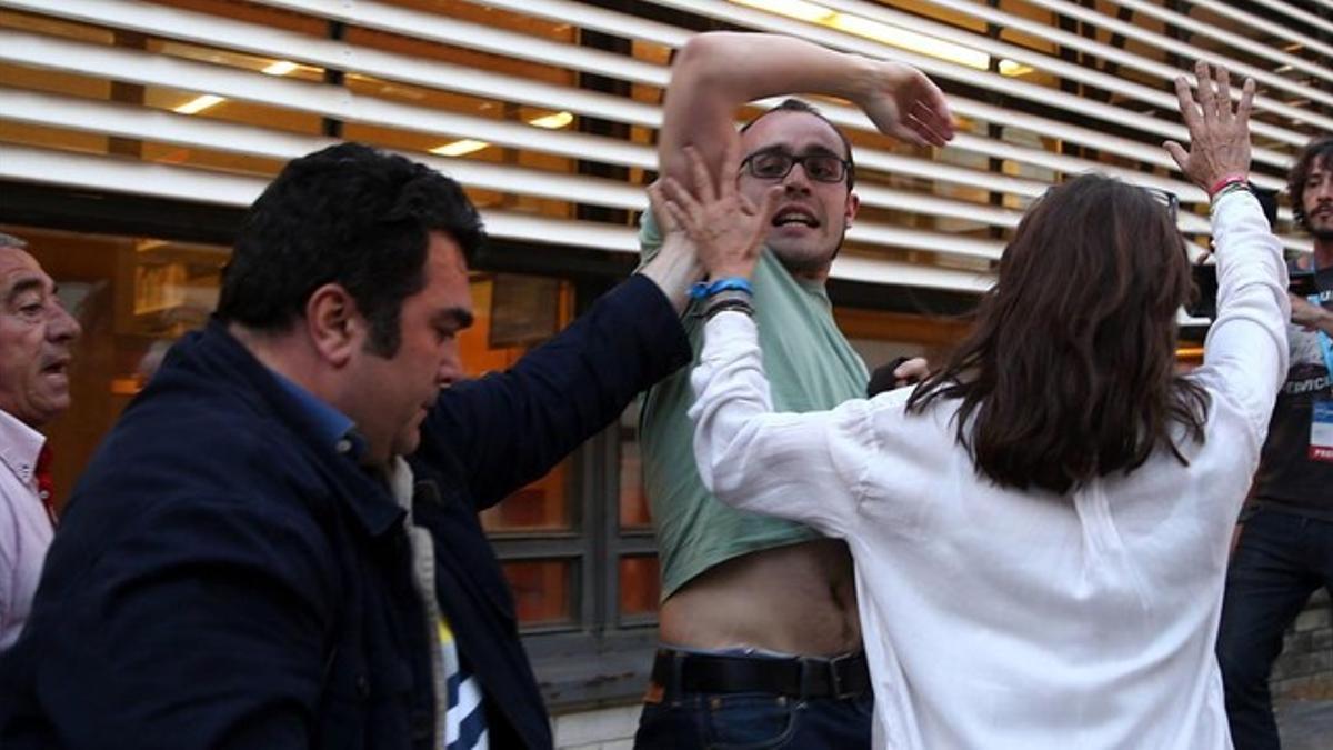 Activistas de la PAH son desalojados del mitin de Rajoy en Barcelona.