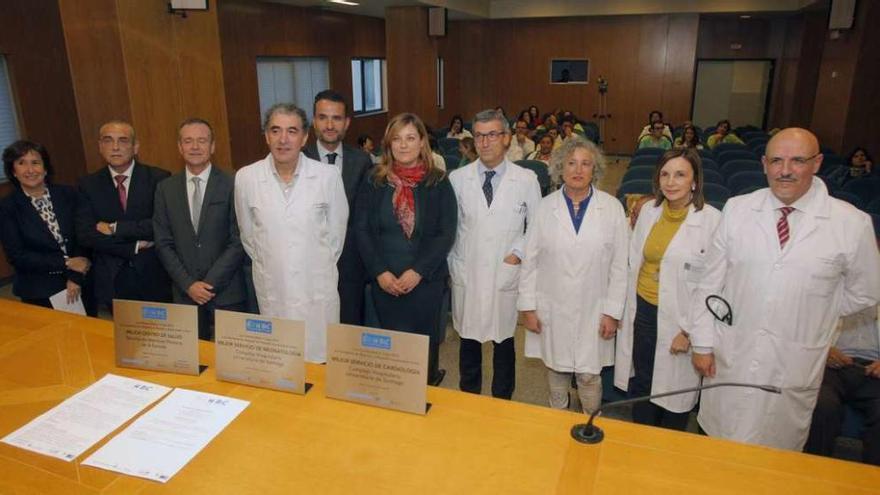 El jefe de servicio de Atención Primaria de A Estrada (el primero con bata por la izquierda), en el Clínico, con otros premiados. // Xoán Álvarez