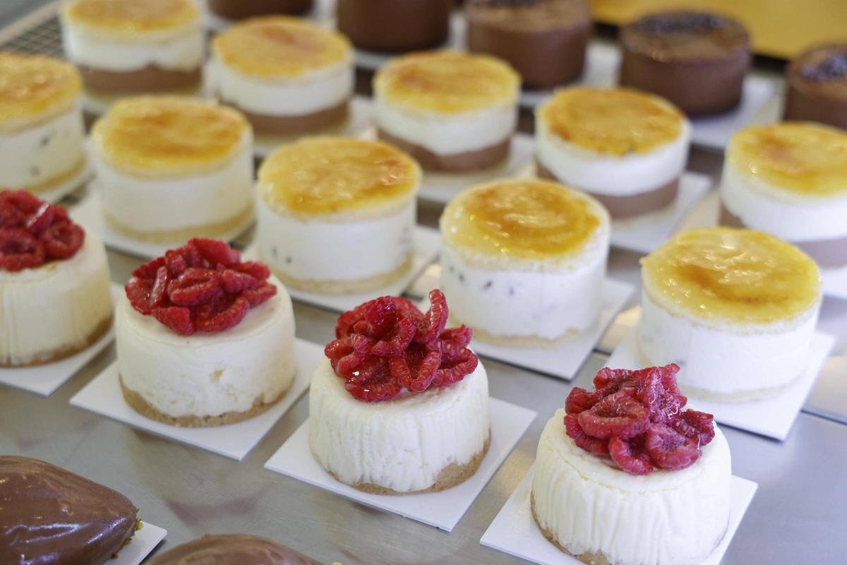 En primer pla, el pastís de formatge de La Postreria.
