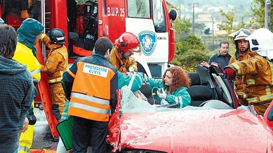 Los Bomberos de O Salnés tuvieron que excarcelar a la vecina de A Pobra del amasijo de hierros.