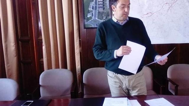 Alejandro Vega, ayer, con el informe sobre la playa de Rodiles y el saneamiento.