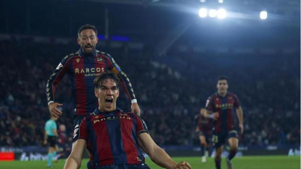 Carlos Espí celebrando su gol en el descuento ante el Alavés