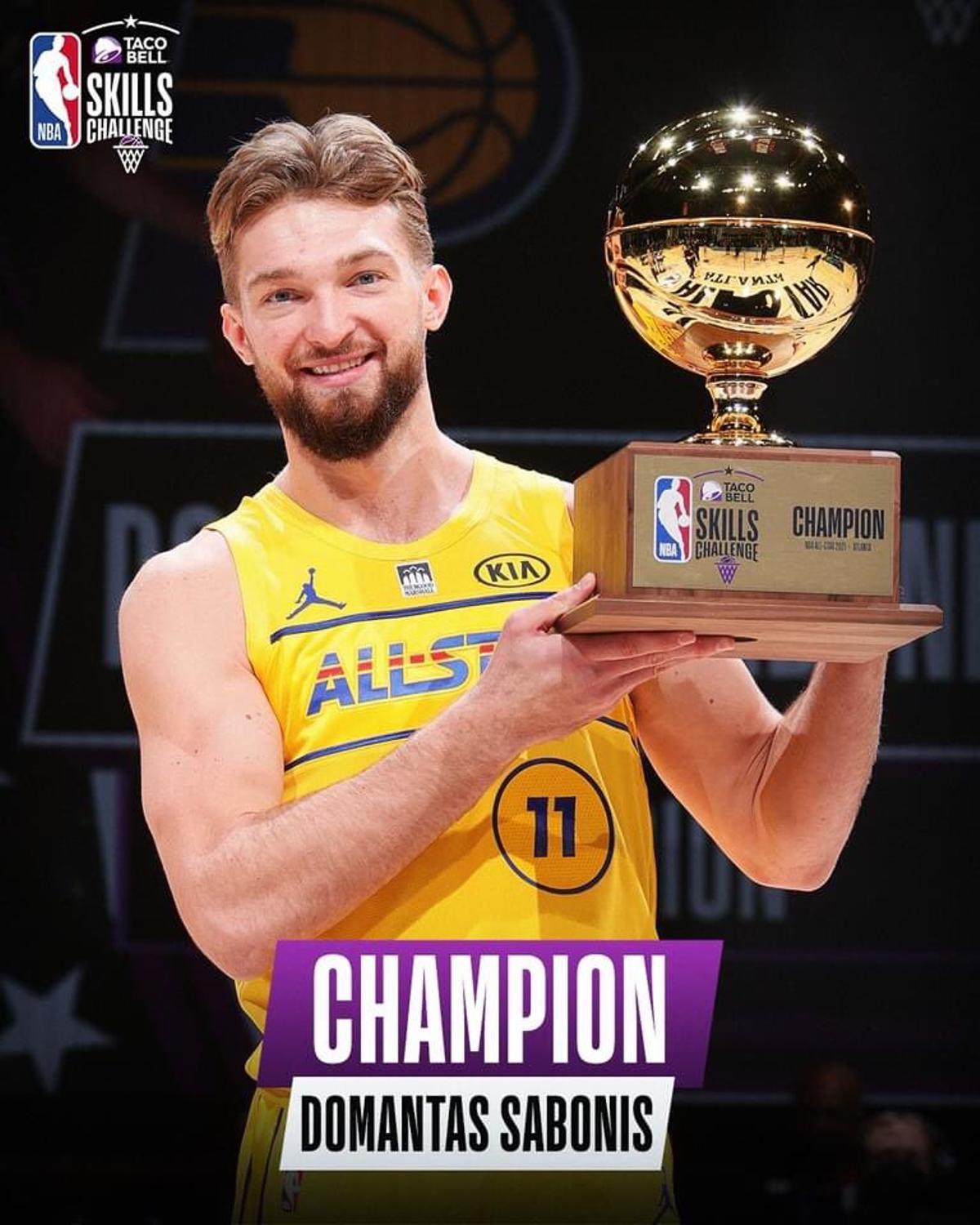 Sabonis posa con el trofeo de campeón del Concurso de Habilidades.