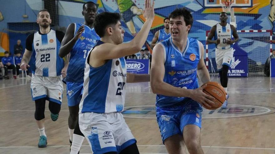 Álvaro Martínez, con el balón.
