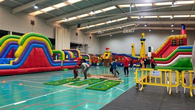 Los niños disfrutaron ayer de la primera jornada de juegos en el Diverespai de Formentera, en el gimnasio del IES Marc Ferrer. | CIF