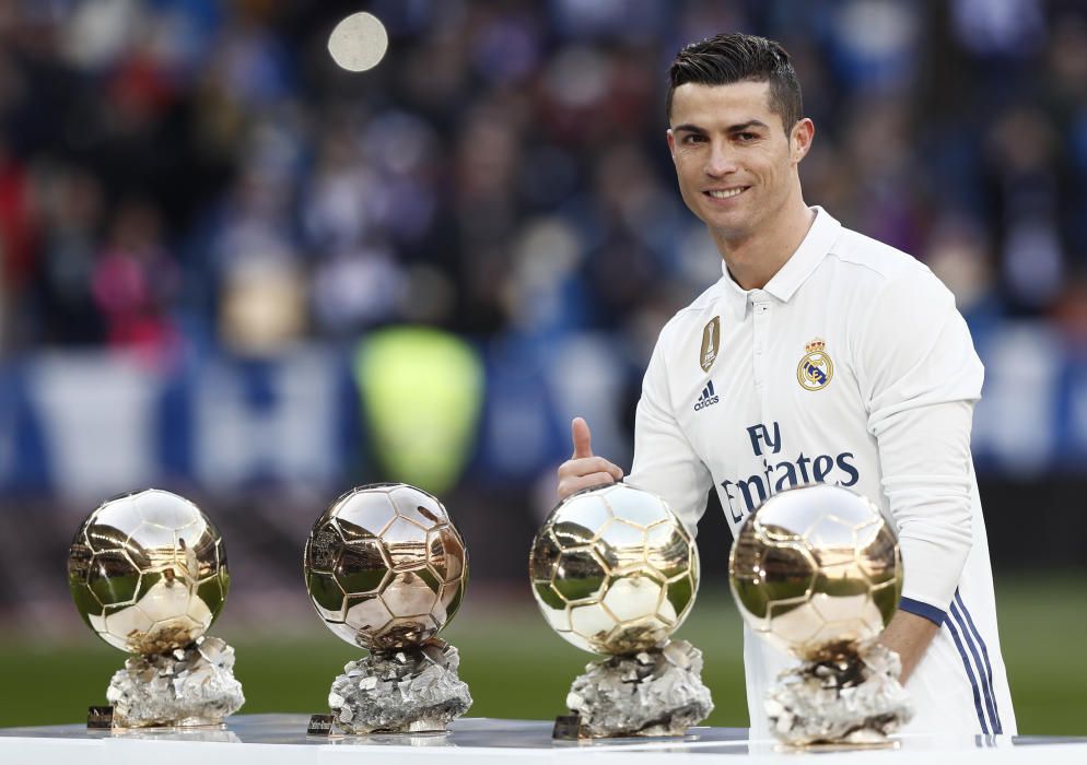 REAL MADRID - GRANADA / CRISTIANO DEDICA BALÓN ...