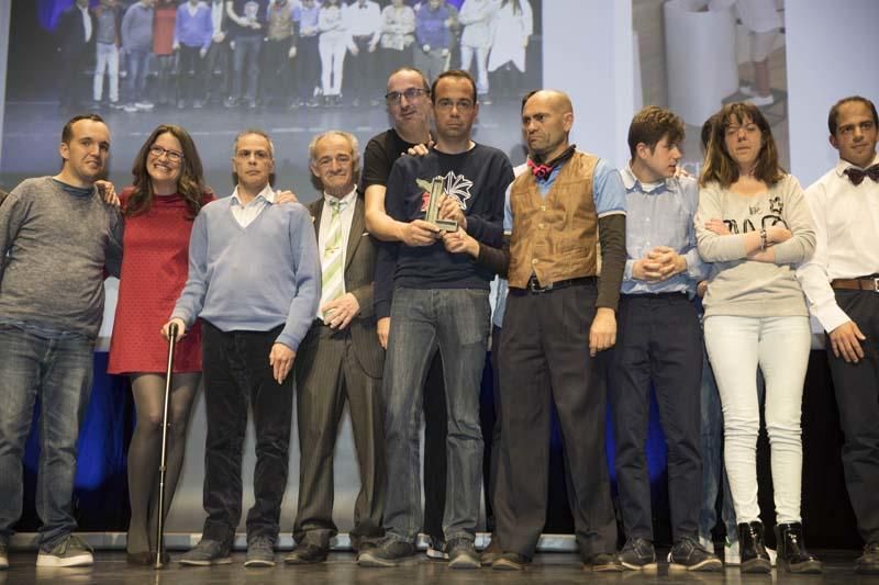 Los premiados del Club Aderes, con Mónica Oltra