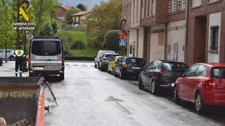 Se fuga tras chocar contra varios coches aparcados en Llanera y la Guardia Civil localiza su vehículo estacionado a 500 metros
