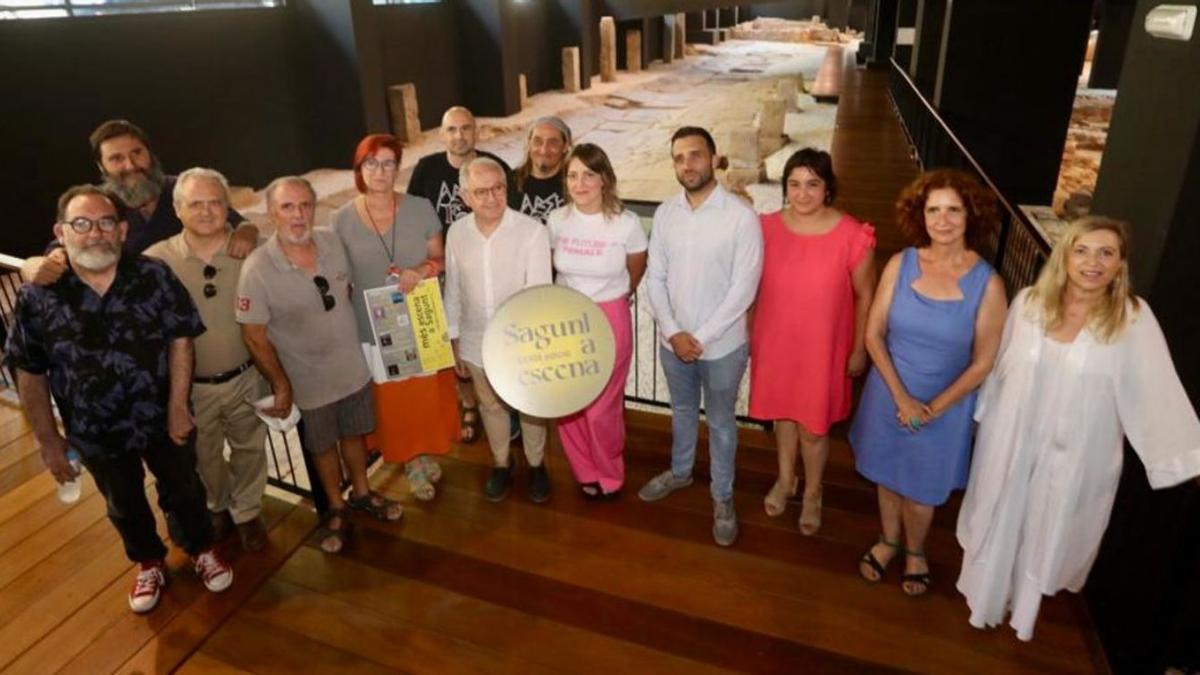 El alcalde, ediles, responsables del Institut, Sagunt a Escena y artistas, en la presentación. | TORTAJADA