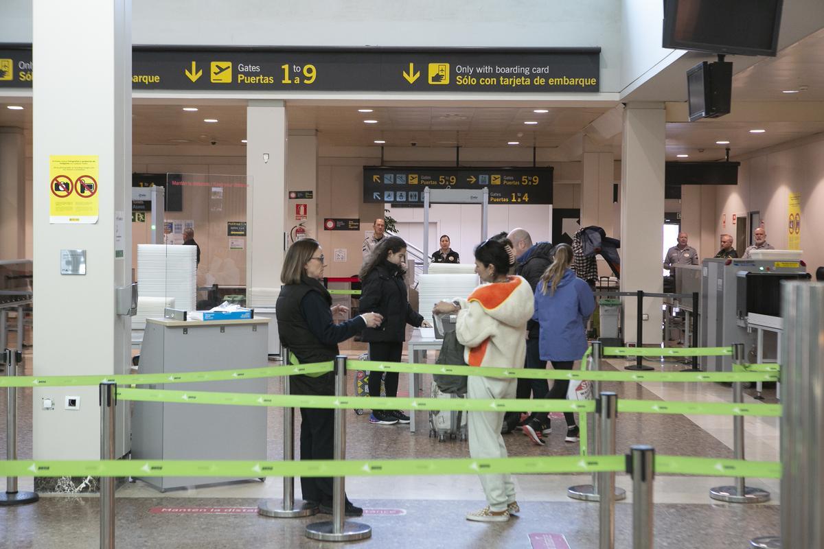 Pasajeros en el aeropuerto de Asturias