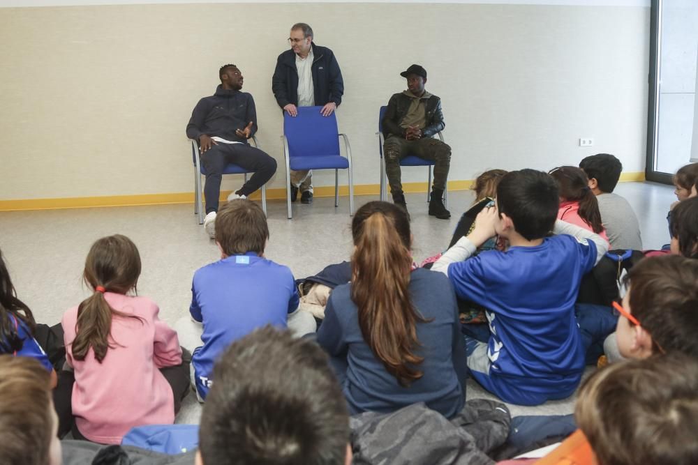 Los jugadores del Oviedo Uwusu y Yeboah visitan a los alumnos del colegio Carmen Ruiz Tilve