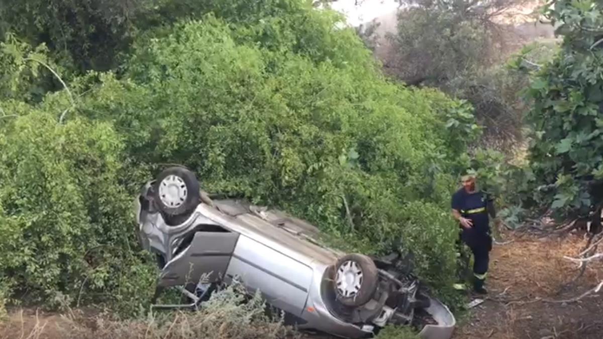 Estado en el que quedó el vehículo tras volcar en Lomo Bristol, en Telde.