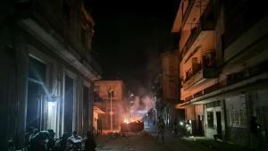 Archivo - Imagen de archivo de una hogera encendida en una calle de Cuba durante un apagón.