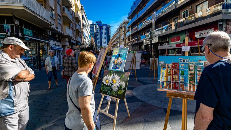 Pancartas en la calle y arte hecho por mujeres para conmemorar el 8M en Benidorm