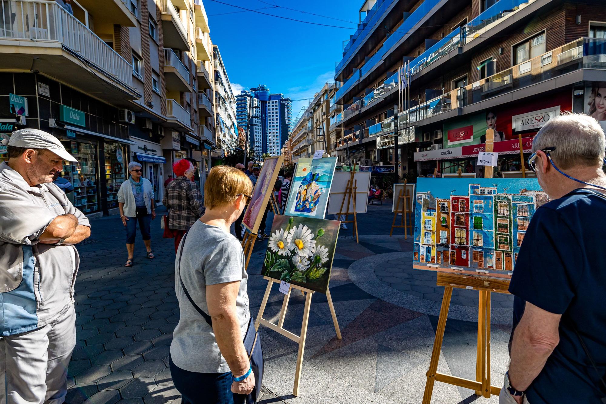 Pancartas en la calle y arte hecho por mujeres para conmemorar el 8M en Benidorm