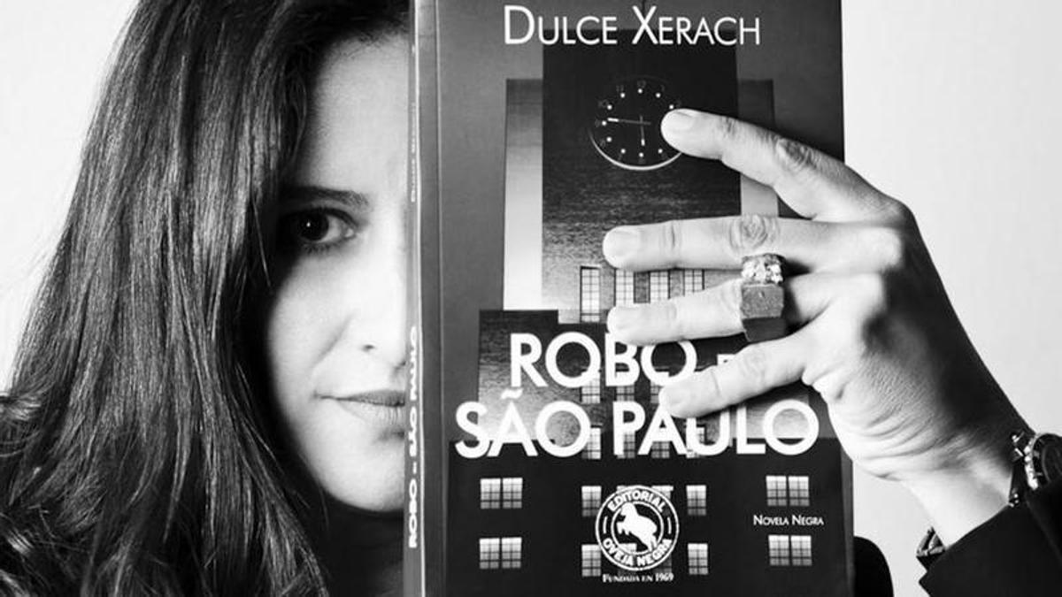 La escritora tinerfeña Dulce Xerach con la portada de 'Robo en Sao Paulo'