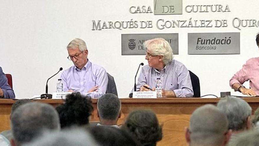 Aspecto de la mesa redonda de la UEG, el martes pasado en la Casa de la Cultura de Gandia.