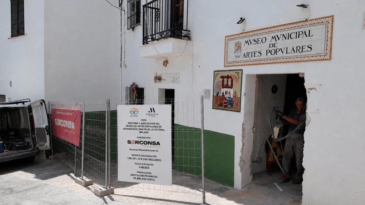 Obras en el Museo de Artes Populares de Benagalbón.