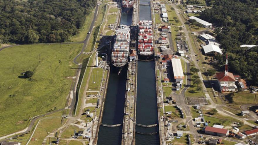 Tres buques de carga cruzan por las esclusas de Gatún, en el Canal de Panamá.
