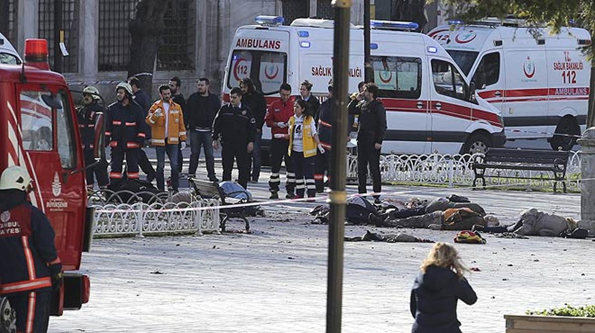 Les ambulàncies traslladen els ferits en l’atemptat amb víctimes que s’ha produït al centre d’Istanbul.
