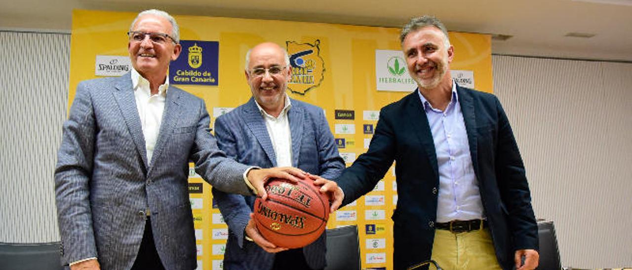 Miguelo Betancor, Antonio Morales y Ángel Víctor Torres, durante la presentación del nuevo presidente del Granca.