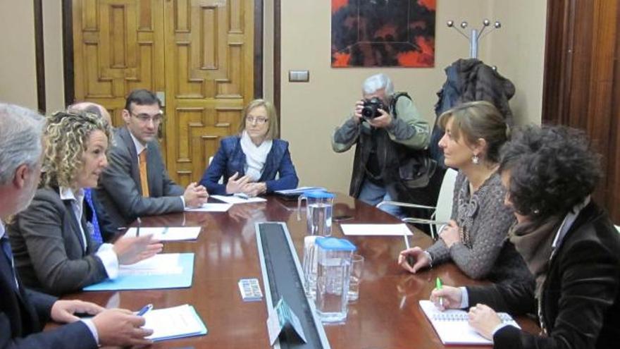 El encuentro mantenido ayer entre responsables de Hunosa y del Ayuntamiento.