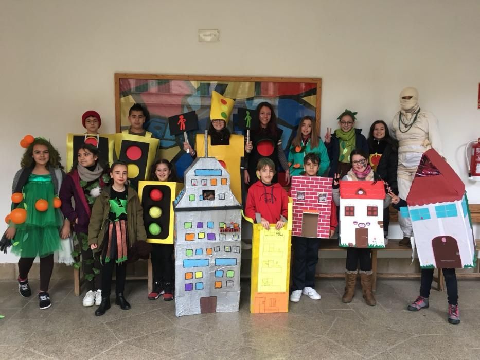 El colegio Sant Pere se inspira en sus 50 años para celebrar el carnaval