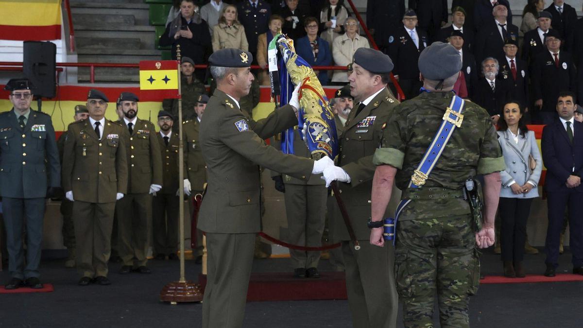 Acto de la toma del mando de la Brilat por parte del coronel González Alvarado.