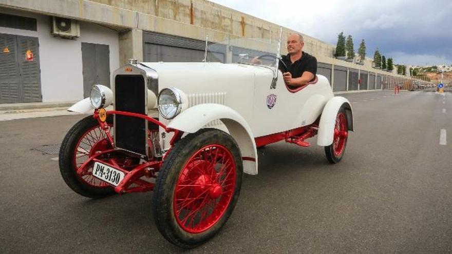 Einem der letzten Loryc-Exemplare auf der Insel pflanzte Charly Bosch einen E-Motor ein. Der Wagen gilt als Vorbild für die geplante Modellserie.