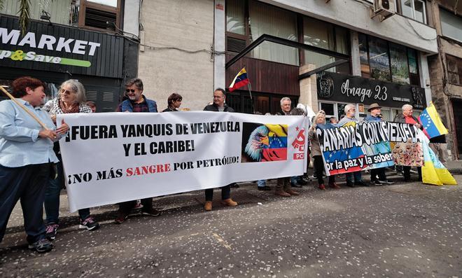 Concentración a favor de Maduro en el Consulado de Venezuela en Santa Cruz de Tenerife