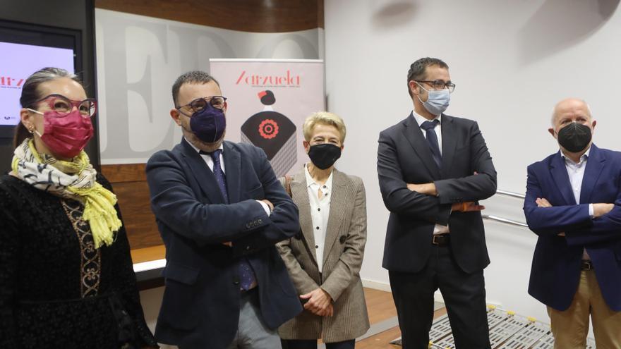 Por la izquierda, Rut Ruisánchez, Cosme Marina, Pilar Rubiera, José Luis Costillas y Francisco García, este viernes, en la sala de prensa del Ayuntamiento durante la presentación del XXIX Festival de Teatro Lírico de Oviedo.