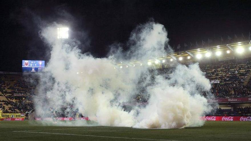 Un bote de gas lacrimógeno obliga a detener el partido de El Madrigal