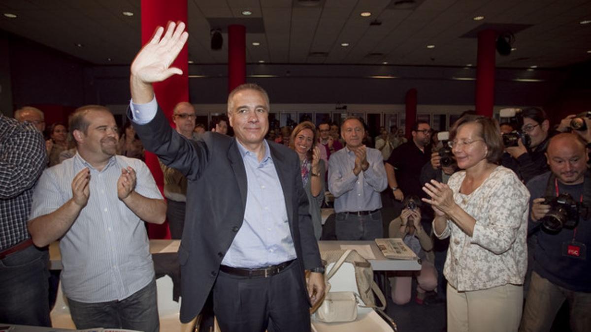 Pere Navarro, aplaudido por Montserrat Tura, tras ser designado candidato del PSC a la Generalitat, el domingo.