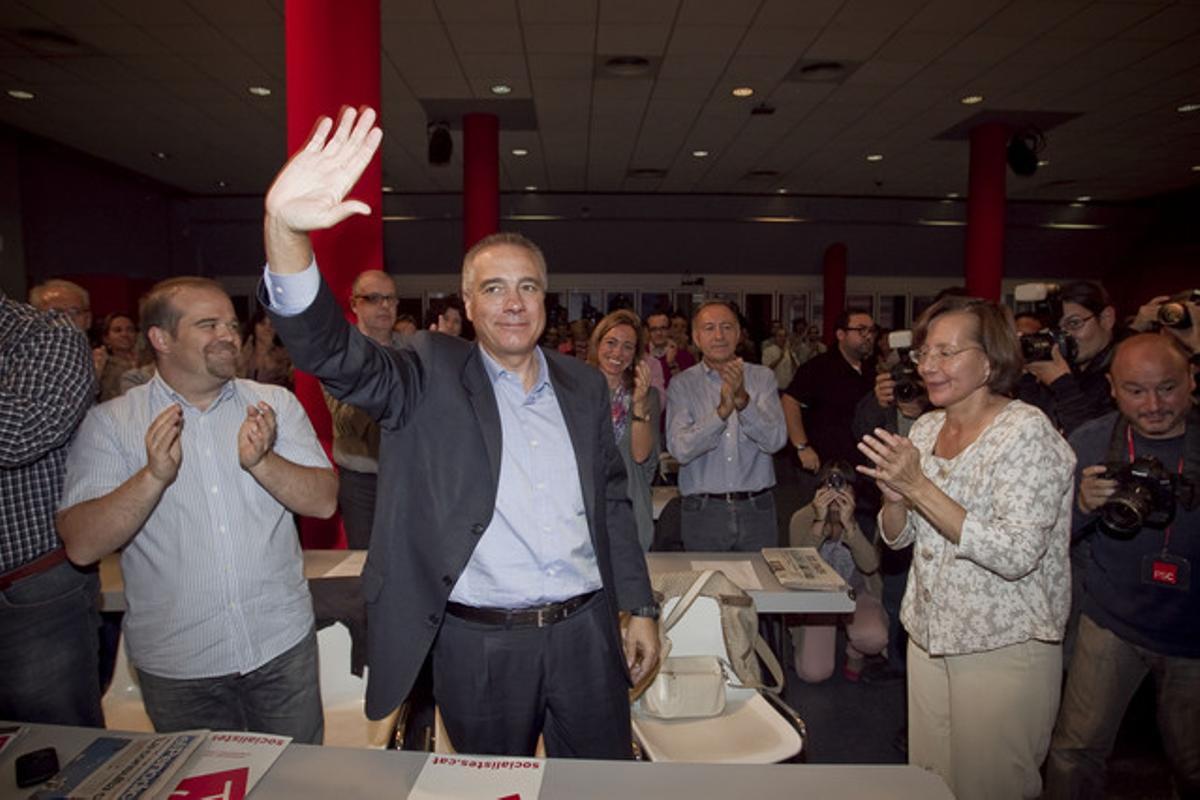 Pere Navarro, aplaudit per Montserrat Tura, després de ser designat candidat del PSC a la Generalitat, diumenge.